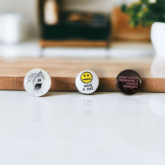 Set Of 3 VTG 1980s Novelty Pinback Buttons Retro Accessories For Jackets Or Bags - Picture 2 of 4